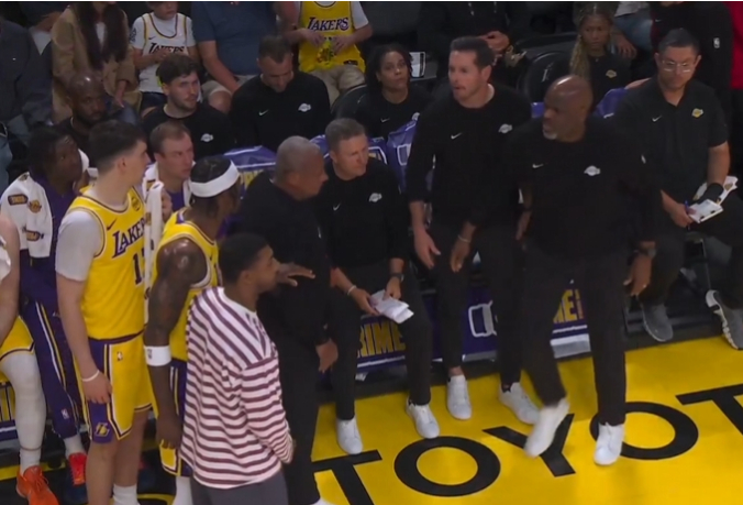 湖人危机四伏：范德彪与雷迪克口角内讧 蒂耶罗被打伤回更衣室|雷霆|范德比尔特|三巨头|里夫斯|谢伊·吉尔杰斯-亚历山大_新浪体育_新浪新闻